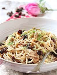 Met deze pasta voor je neus waan je je heel even in het prachtige sicilië. Spaghetti Con Sgombro Uvetta E Pinoli Saltando In Padella