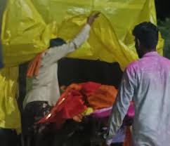 KHAIRAGARH | अधेड़ ने लगाई फांसी,परिजन कर रहे थे अन्तिम संस्कार , इधर  मुक्तिधाम पहुंची पुलिस