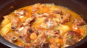 Estofar es una técnica de cocción que permite que las carnes más duras y generalmente menos costosas se vuelvan suaves y jugosas. Cordero Guisado Con Patatas Lamb Stew With Potatoes And Thyme Youtube