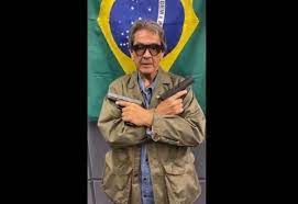 Roberto jefferson aparece armado em vídeo e chama embaixador de macaco chinês 22/07/2021 as 19:20h por: Armado Roberto Jefferson Xinga Embaixador Da China De Macaco