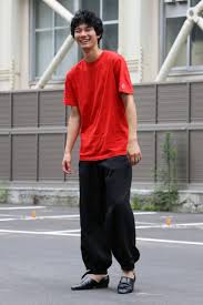 めったに着ない赤ｔは あの人からのお土産です tシャツ メンズ コーデ メンズ コーデ 清原翔