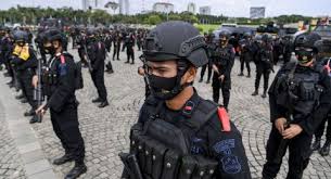Beliau pernah menimba ilmu di libyaa dan aktif beliau juga adalah pendiri quantum akhyar institute, yaitu sebuah yayasan bidang studi islam dan pengembangan dakwah. 2000 Polisi Cegah Teror Saat Perayaan Natal Dan Tahun Baru Di Makassar Suara Sulsel