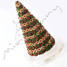 هرم الورق عنب والملفوف شكل الورده من ميني آند ماني ميني آند ماني ستاند ستاندات موالح مو white chocolate cheesecake chocolate strawberries arabic food
