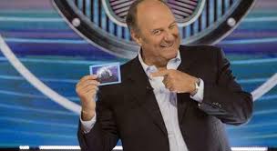 Dopo aver aiutato i concorrenti in decine di domande a chi vuol essere milionario, gerry scotti si è stufato di fare solo il. Gerry Scotti Come Sta L Ufficio Stampa Mai Stato In Terapia Intensiva Decorso Simile A Carlo Conti