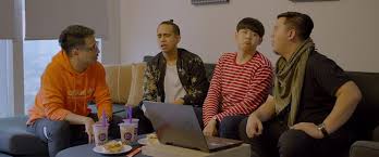 Bagi pecinta fashion pasti ingin mendapatkan inspirasi desain untuk update model baju terbaru yang terkini dari motif batik dengan motif batik jawa agar dapat diaplikasikan dalam berpasion. Projek Perdana Begini Cara Chandra Liow Satukan Semua Ide Di Film Bucin Kapanlagi Com