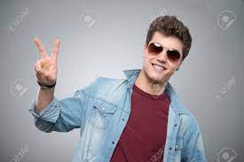 Cool bald guy wearing fashion sunglasses and standing with arms folded isolated on white background; Frohlich Cool Guy In Sunglasses Machen V Zeichen Auf Grauem Hintergrund Lizenzfreie Fotos Bilder Und Stock Fotografie Image 37246842