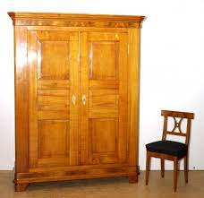 Ein kirschbaum schrank ist sicherlich kein möbel für jedermann, sondern passt sich in eine exklusive oder ausgefallene einrichtung am besten ein. Biedermeier Kleiderschrank Aus Kirschbaum Furthof Antikmobel Gmbh