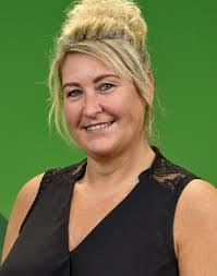 Kelly Schofield's Instagram, Twitter & Facebook