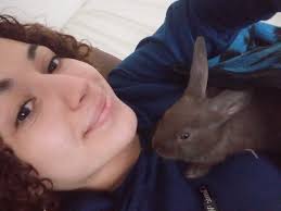 Alguien que lo ayude ni agua puede tomar