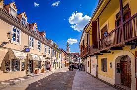 It is in the northwest of the country, along the sava river, at the southern slopes of the medvednica mountain. 48 Horas En Zagreb La Animada Capital De Croacia Etheria Magazine
