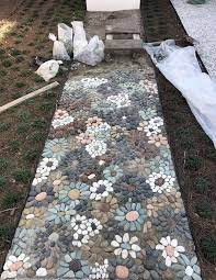 Einfache Handgemachte Mosaik Dekorationen Fur Ihren Garten Du Hast Eine Idee Du Eine Einfache Fur Garten Mosaikweg Kieselmosaik Upcycling Fur Den Garten