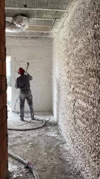 Application plâtre projeté machine — mur intérieur Maroc