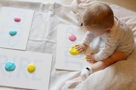 Peindre Avec Du Yaourt Activite Bebe Maman Nougatine Activite Bebe Bebe Montessori Activite Manuelle Bebe