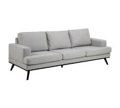 Dreisitzer in modernen und klassischen ausführungen! Dieses Dreisitzer Sofa In Grau Mit Holzfussen Sieht Aus Als Stamme Es Direkt Aus Einem Schwedischen Ferienhaus Der Bezug In Hellgrau Verstromt Ein Freundli Sofa