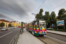 Program de dimineata de 7 sau 8. IncÄƒ Un Tramvai Colorat De ArtiÈ™ti CirculÄƒ In Cluj Napoca Clujazi Ro