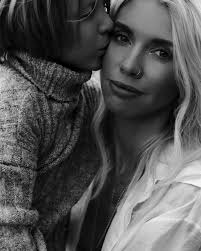 Через неделю мне исполнится 49 лет. Многие из вас читают этот блог с  момента, когда в шапке профиля читалось: «40 лет». Кто помнит? Напишите в  комментах👇🏻. Этот год пролетел как Синкансен из