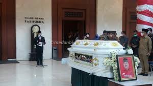 Isyhad (kesaksian pada jenazah) contoh isyhad (penyaksian jenazah) pidato haul (ulang tahun kematian) mukaddimah halal bihalal. Hadir Di Pelepasan Jenazah Budieli Laia Gubernur Sumut Edy Rahmayadi Hibur Keluarga Almarhum Medan Metro Medanbisnisdaily Com