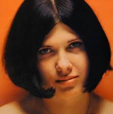 ליסה קינדרד. קול נחמות ייחודי ונשכח. הקליטה מעט בתחילת הסיקסטיז למרות  שב'וואנגארד' חשבו עליה בתור ג'ואן באאז בלוזית ומיסתורית חדשה. מצניעת לכת  ובעלת קול עמוק ודמות מוכרת במעגלי הפולק בניו יורק וקיימברידג'.