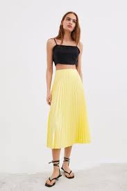 Pleated Skirt Zara South Africa In 2020 Yellow Pleated Skirt Pleated Skirt Womens Pleated Skirt