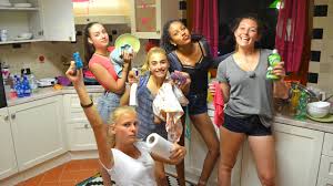 Die mädchen machen sich auf ihrem floß auf den heimweg. Madchen Wg 2016 Folge 10 Zdftivi