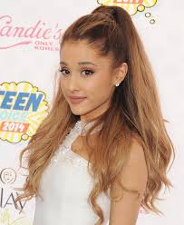 Francesca fialdini nuovo look capelli corti ciuffo. Ariana Grande Mostra I Suoi Capelli Al Naturale