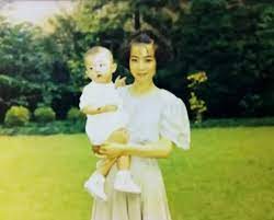 霍尊3岁父母离婚跟妈妈挤19平小屋?亲爹火风小9岁新媳妇照片曝光 2021年08月12日 09:41 新浪网 作者 寒风残丶靖雁 缩小字体 放大字体 收藏 微博 微信 分享 0 Nmvl4hllzl9cvm