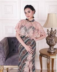Hal ini makin membuat para pecinta fashion klasik makin bingung. Cari Outfit Untuk Datang Ke Pesta Pernikahan Pakai Aja Model Baju Brokat Kombinasi Cantik Ini