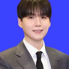 His waist is smaller than mine! 😭 The shadow is playing my mind!!! HELLLP