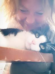 Mum has finally settled for a cuddle! Cat snoozies time for meeeee! Alfie  😺😽😺