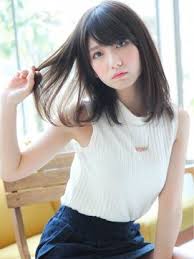 黒髪ロングに憧れるミディアム女子へ 透明感たっぷり暗髪ヘアカタログ mery メリー ミディアムロングヘアカット セミロングのヘアカット ミディアムロングのヘアスタイル