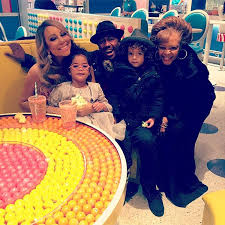 Does your mum cook roast turkey for christmas dinner? Nick Cannon Mariah Carey Reunite While Twins Decorate For Christmas People Com