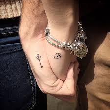 Tatuajes Para Parejas 60 Tattoos Mas Romanticos Con Significado En 2020 Disenos De Tatuaje Para Parejas Tatuajes De Parejas Tatuajes De Moda