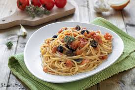 Spaghetti Pomodorini E Olive Nere Una Pasta Al Sugo Con Pomodorini Gustosa E Sorprendente Nella Sua Semplicita Una Ricetta Ricette Pomodorini Pasti Italiani