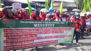 Fc sepatu lamongan, kabupaten lamongan. 4 Tuntutan Ribuan Pekerja Pabrik Sepatu Sandal Di Gresik Saat Unjuk Rasa Di Depan Pabrik Surya