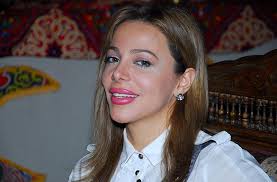 حسمت الفنانة سوزان نجم الدين الجدل حول خضوعها لعمليات تجميل، وذلك بعد أن واجهها شيخ الحارة بأنها تُسافر إلى دبي لإجراء عمليات التجميل. Ø¨Ø§Ù„ØµÙˆØ±Ø© Ø³ÙˆØ²Ø§Ù† Ù†Ø¬Ù… Ø§Ù„Ø¯ÙŠÙ† ØªØ±ØªØ¯ÙŠ Ø§Ù„Ø­Ø¬Ø§Ø¨