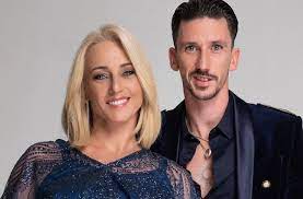 Ahogy azonban lenni szokott, folyamatosan izzik a levegő a szereplők körül, szinte mindenkivel. Marsi Aniko Tancpartneret Maris Lecsereltek Pedig Meg El Sem Indult A Dancing With The Stars Szmo Hu
