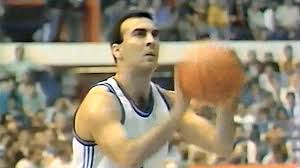Παρακολουθώντας στην τηλεόραση έναν ακόμη τελικό κυπέλλου μπάσκετ να διεξάγεται μπροστά σε 2.000 χούλιγκαν των δύο φιναλίστ ομάδων, ανάμεσα σε μαχαίρια, αίματα, κατάρες και αηδία. Nikos Gkalhs Highlights Eurobasket Youtube
