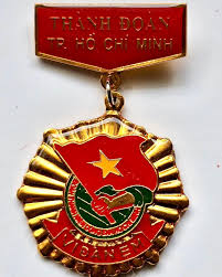 Chiếc Huy hiệu có “cái tên” rất dễ thương “Vì đàn em thân yêu” đã về với  đội của Bella. Sáng nay Bell tới tham dự Hội nghị Công tác đội và