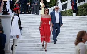 Διαδήλωση τώρα στην αθήνα, κατά των μέτρων και της απαράδεκτης τακτικής που ακολουθεί η κυβέρνηση. Proedriko Megaro Lamperes Paroysies Kai Hxhres Apoysies Sthn Giorth Gia Thn Apokatastash Ths Dhmokratias Photos