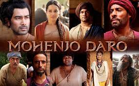 Sarman jedzie do mohenjo daro, gdzie zakochuje się w tancerce, która jest córką jego największego wroga. Check Out The Character Posters Of Mohenjo Daro S Cast Koimoi