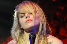 Le festival des francofolies de la rochelle continue le dimanche 12 juillet, après la fête en hommage à véronique sanson, julia doré prendra place avec son concert løve, du nom de son. Retour En Grace De La Chanson D Ici En France La Presse