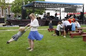 Resultado de imagem para people at the park