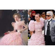 Klimt pintó lienzos y murales con un estilo personal muy ornamentado, que también manifestó a través de objetos de artesanía. Art History Fashion On Instagram Portrait Of Sonja Knips By Gustav Klimt 1898 Vs Lily Rose Depp In Chanel Haute History Fashion Lily Rose Depp Lily Rose