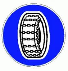 E' fatto obbligo di esporre sugli autoveicoli e motoveicoli, esclusi i motocicli, nella parte anteriore o sul vetro parabrezza, il contrassegno attestante il pagamento della tassa automobilistica e quello relativo all'assicurazione obbligatoria. Obbligo Catene O Pneumatici Da Neve News Pneumatici