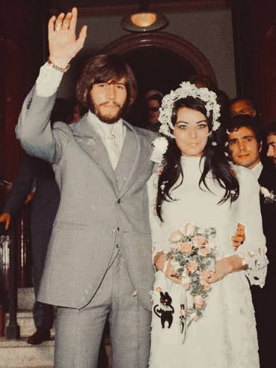 ♡ 𝓑𝓪𝓻𝓻𝔂 & 𝓛𝓲𝓷𝓭𝓪 ♡ •Barry Gibb and his wife, Linda Gray, are photographed on their wedding day at London's Caxton Hall in England, 1970. 💜 The couple met in 1967 while