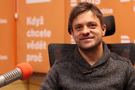 Herec, scénárista a režisér jiří mádl uvede dnes v premiéře rodinný film pojedeme k moři. Film Na Strese Muze Pripominat Kolju Inspirovala Me Poctiva Kinematografie 90 Let Rika Jiri Madl Radiozurnal