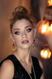 Witajcie, dziś mam dla was kolejną bitwę. Tym razem delikatny cut crease w  stonowanej kolorystyce kontra kolorowa wersja z brokatowymi ustami. Dajcie  koniecznie znać w której wersji moja modelka Sylwia Mrochem ❓❓