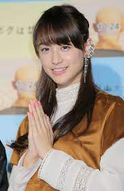 時事通信フォト 一日一問クイズにチャレンジして 頭の栄養補給しませんか 映画 桐島 部活やめるってよ でブレイクした山本美月 多数のドラマやcmにも出演し 初の写真集 mizuki が発売されたばかりと 今ノリにノッている女優です また 意外にもアニメ 漫画