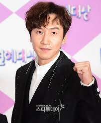 Kwang soo began his entertainment career as a model in 2007. Running Man Said Lee Kwang Soo Will Not Be Able To Join Filming Mottokorea