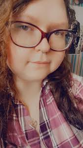 Hello everyone, my name is Serena, and I am Italian. I've recently started  getting into Jennifer's books. Any advice